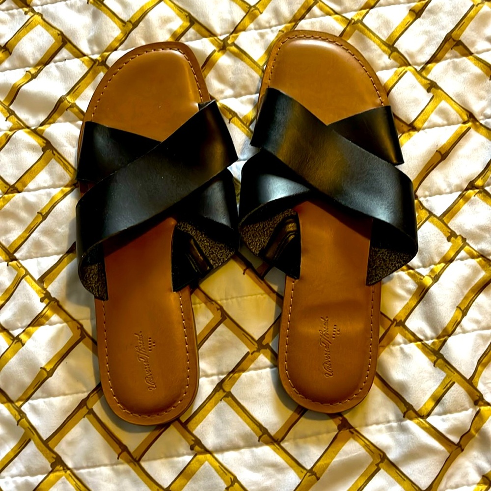 Universal Thread cross strap sandals size 10